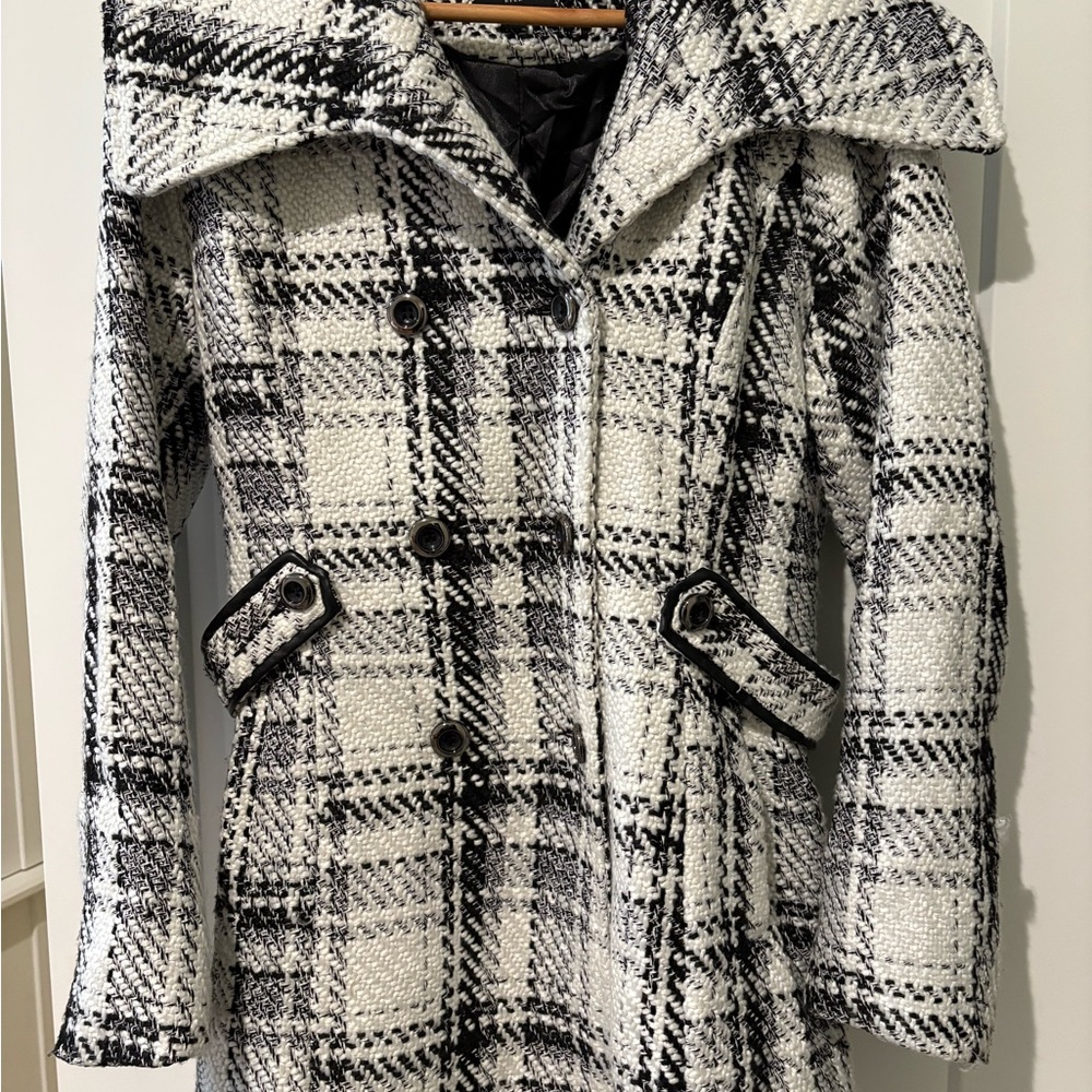 IZ Byer Black & White Plaid Heavy Coat – Junior’s Size XL